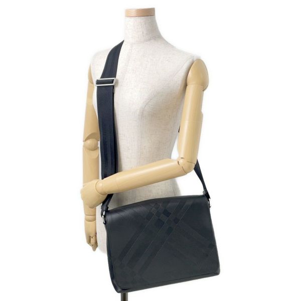 バーバリー ショルダーバッグ エンボスチェック メッセンジャーバッグ カーフレザー 81019221 BURBERRY 黒